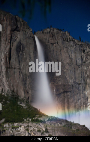 Lunar Rainbow riflessione, noto anche come un moonbow, viene visualizzato sotto al chiaro di luna su Yosemite Falls - Parco Nazionale di Yosemite Foto Stock