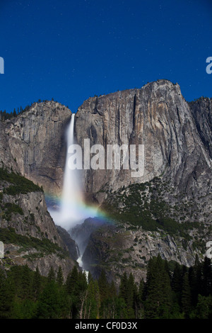 Arcobaleno lunare, noto anche come un moonbow, viene visualizzato sotto al chiaro di luna su Yosemite Falls - Parco Nazionale di Yosemite in California Foto Stock