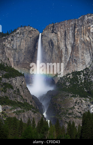 Arcobaleno lunare, noto anche come un moonbow, viene visualizzato sotto al chiaro di luna su Yosemite Falls - Parco Nazionale di Yosemite in California Foto Stock