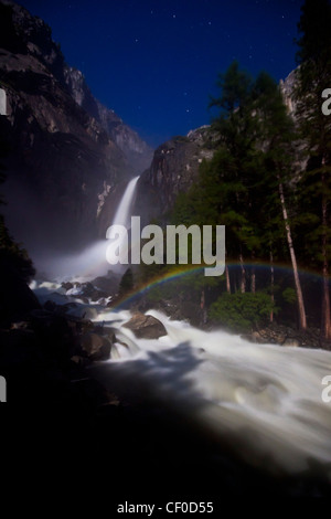 Arcobaleno lunare, noto anche come un moonbow, viene visualizzato sotto al chiaro di luna in basso a Yosemite Falls - Parco Nazionale di Yosemite in California Foto Stock