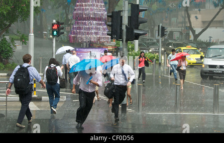 Il Cloud burst su una strada di Singapore Foto Stock