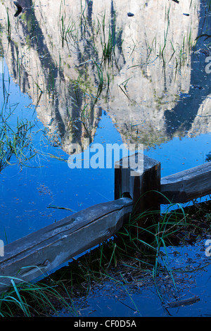 Sentinel Rock riflessa in un invaso prato accanto ad una recinzione sommersa Foto Stock