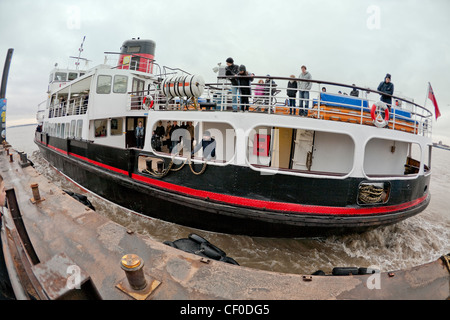 Mersey ferry boat arriva a liverpool pontile con passeggeri Foto Stock