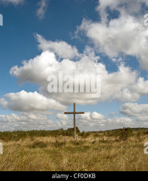 Cross Silhouette contro il cielo drammatico. Foto Stock