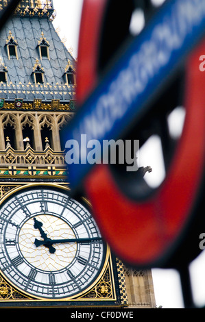 Big Ben a Londra, Inghilterra, Regno Unito, con un segno della metropolitana in primo piano Foto Stock