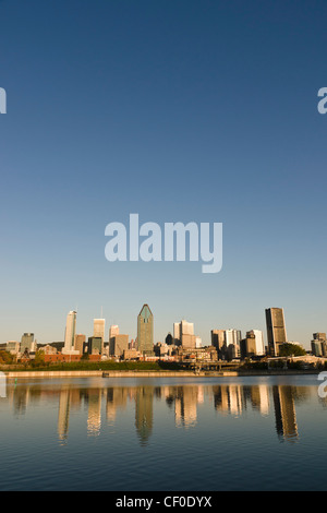 Lo skyline di Montreal a sunrise come si vede dal Lachine Canal Foto Stock