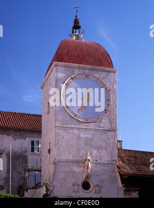Torre dell'orologio di Ivana Pavla II Square nella città vecchia di Trogir, Dalmazia, Croazia. Foto Stock