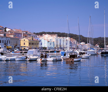 Barche e yacht nel porto di Mali Losinj, isola di Losinj, golfo di Kvarner, Croazia. Foto Stock