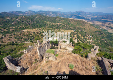 Le rovine di Brancaleone Superiore, una città fantasma in Calabria, Italia Foto Stock