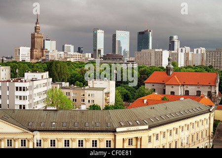 Città di Varsavia Centro (Polacco: Srodmiescie) in Polonia, immerso nel verde di un giardino sassone (Polacco: Parco Saski) Foto Stock