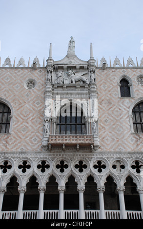 Balcone sul Palazzo dei Dogi Venezia Foto Stock