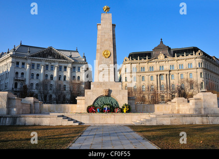 Ghirlande prevista da funzionari russi al Memoriale della Seconda Guerra Mondiale per i soldati sovietici uccisi durante la Piazza della Libertà Budapest, Ungheria Foto Stock