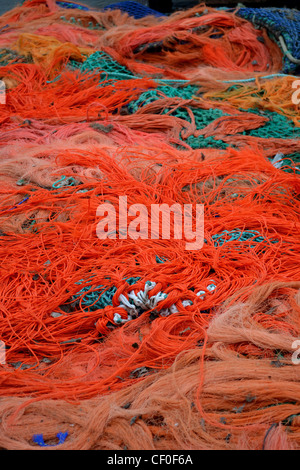 Multicolore, aggrovigliato reti da pesca essiccazione su un dock. Foto Stock