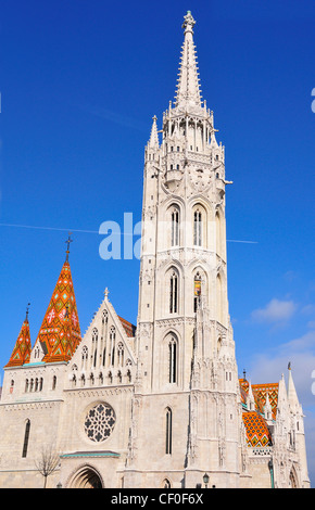 La Chiesa di San Mattia, il quartiere del Castello di Buda, Budapest, Ungheria mostra aereo con vapore il sentiero che passa alla parte posteriore nel cielo blu chiaro Foto Stock