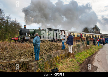 Ex-GWR Grande Prairie serbatoio numero loco 5199 prende un treno fuori Cheddleton sul Churnet Valley Railway, Staffordshire Foto Stock