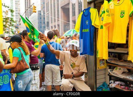 Al giorno brasiliano Festival, venditore ambulante di vendita bandiere Brasile & camicie con un po' di Brasile, New York City, NY USA, 31 agosto 2008. Foto Stock