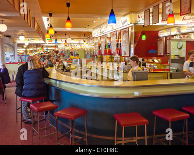 Interno di Alonzi's Harbor bar una famosa gelateria in Scarborough che è praticamente invariato sin dalla sua apertura nel 1945 Foto Stock