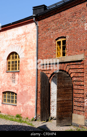 Questo cancello in tenaille von Fersen conduce alla grande un bacino di carenaggio. Il dry-dock è unica al mondo e l'orgoglio di Suomenlinna. Foto Stock