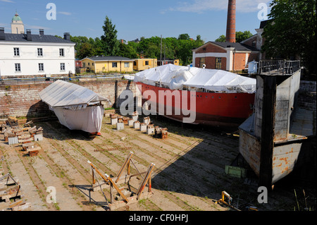 Le navi sono riparati in grande un bacino di carenaggio. Il dry-dock è unica al mondo e l'orgoglio di Suomenlinna. La costruzione del Foto Stock