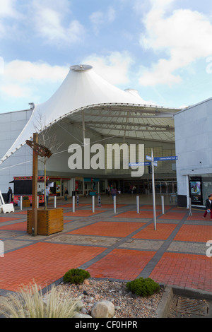 Una delle entrate al Merry Hill shopping centre Foto Stock