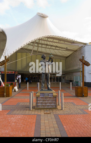 Una delle entrate al Merry Hill shopping centre Foto Stock