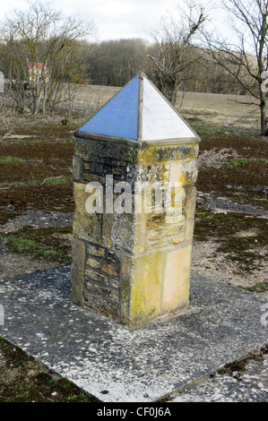 Glenn Miller Memorial, il luogo in cui egli ha eseguito il suo ultimo airfield appendiabiti concerto prima della sua morte. Kings Cliffe, Northants Foto Stock