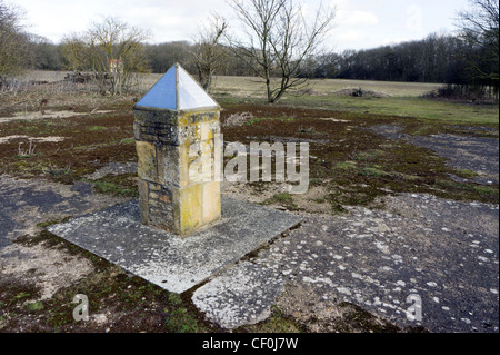 Glenn Miller Memorial, il luogo in cui egli ha eseguito il suo ultimo airfield appendiabiti concerto prima della sua morte. Kings Cliffe, Northants Foto Stock