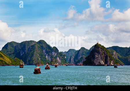 Turismo navi spazzatura riuniti nella baia di Halong, Vietnam Foto Stock