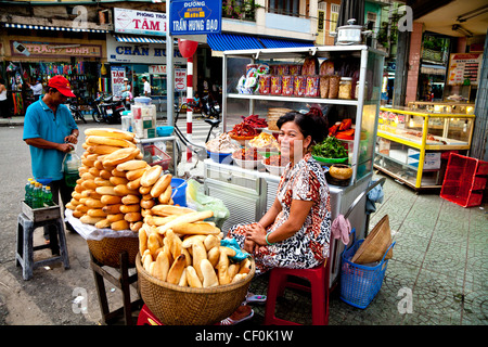Un venditore ambulante vendendo il sandwich vietnamita, banh mi, di Da Nang, Vietnam Foto Stock