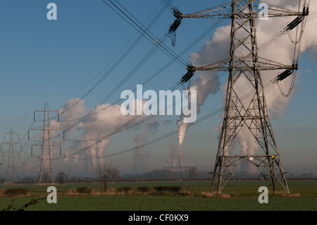 Tralicci che trasportano elettricità da due centrali elettriche a carbone Foto Stock