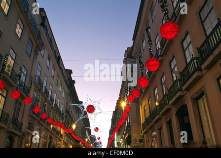 Una strada trafficata in Lisbona, portuagal con gli acquirenti di natale Foto Stock