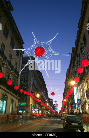 Una strada trafficata in Lisbona, portuagal con gli acquirenti di natale Foto Stock