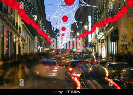 Una strada trafficata in Lisbona, portuagal con gli acquirenti di natale Foto Stock