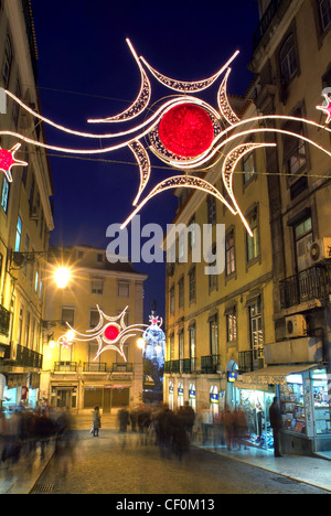 Una strada trafficata in Lisbona, portuagal con gli acquirenti di natale Foto Stock