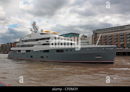 Il 68m Abeking Rasmussen e yacht di lusso di Aviva ormeggiata nel Tamigi Foto Stock