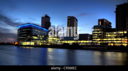 Crepuscolo presso Media City UK a Salford, Manchester, Inghilterra, Regno Unito Foto Stock