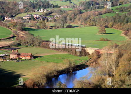 La Severn Valley Railway si avvicina al Riverside village di Arley superiore, Worcestershire, Inghilterra, Europa Foto Stock