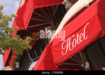 Rosso brillante ombreggiatura tende l'hotel contro il sole Foto Stock