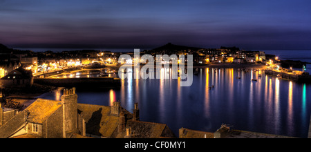 Crepuscolo sopra St Ives Bay, Sud della Cornovaglia, England, Regno Unito Foto Stock