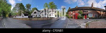 Panorama presso Bell Lane, Thelwall, Warrington, Cheshire, Inghilterra, Regno Unito incluso il vecchio Thelwall Post Office e i bracci di Pickering Foto Stock