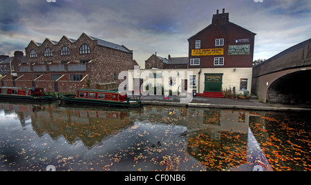 Thorn Marine, Bridgewater Canal, Stockton Heath, Warrington, Cheshire, Inghilterra, Regno Unito al crepuscolo Foto Stock