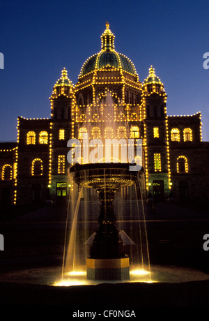 Luci di notte illuminare gli ornati 1890 agli edifici del Parlamento sull'Isola di Vancouver in Victoria, la capitale della British Columbia, Canada. Foto Stock