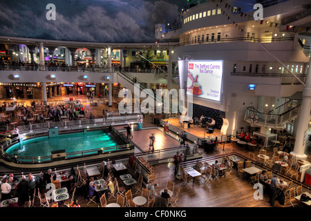 Martedì il tè del pomeriggio danzante al food court, Trafford Centre, Dumplington, Trafford Park, Manchester, Lancashire, Inghilterra, Regno Unito Foto Stock