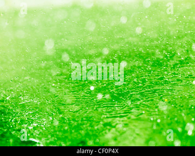 Verde Lime gli spruzzi di acqua closeup abstract texture di sfondo Foto Stock