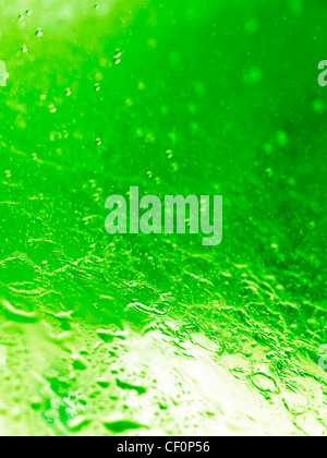 Primo piano di spruzzi di acqua verde astratta texture di sfondo Foto Stock