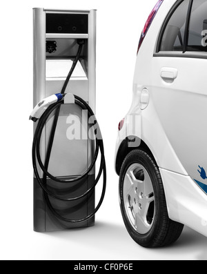 Licenza disponibile su MaximImages.com - Mitsubishi i MiEV auto elettrica in una stazione di ricarica isolata su sfondo bianco con percorso di clipping Foto Stock