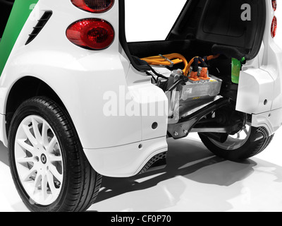 Licenza disponibile su MaximImages.com - Smart ForTwo Electric Drive aperto da dietro che mostra la batteria e il motore elettrico Foto Stock