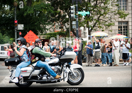 Una coppia di mezza età su un motociclo con una signora insediato il modo sbagliato di scattare foto Washington DC Rolling Thunder Memorial Day