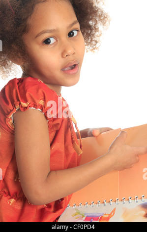 Americano africano nero asiatico bambino legge un libro isolato metisse Foto Stock