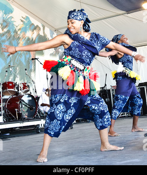 Kumbuka danza africana e il tamburo collettivi a Jazz Fest 2011 il giorno 4. Foto Stock